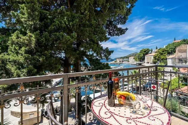 Tek Büyük Yataklı Oda (Double Room with Two Balconies and Se)