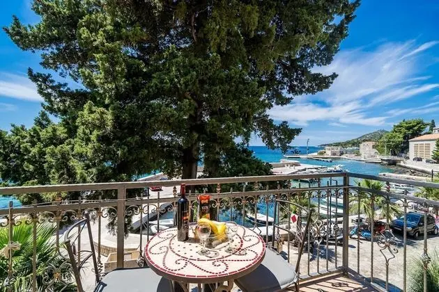 Tek Büyük Yataklı Oda (Double Room with Two Balconies and Se)