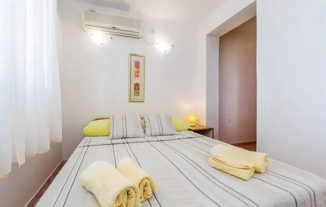 Stüdyo (Studio Apartment with Terrace and Sea)