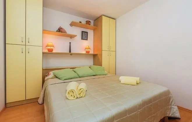 Stüdyo (Studio Apartment with Terrace and Sea)