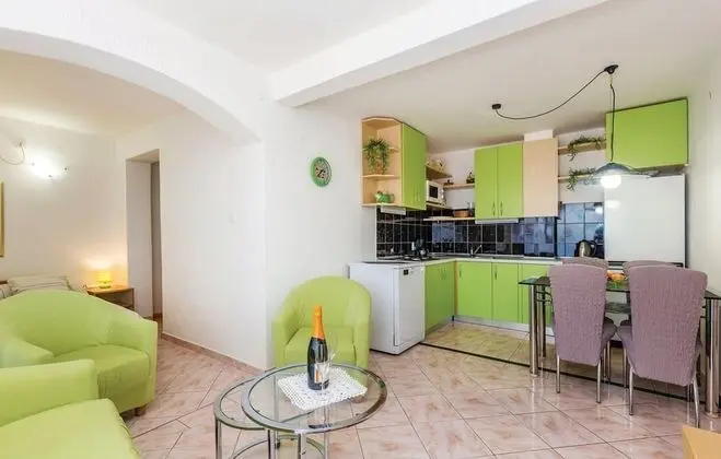 Stüdyo (Studio Apartment with Terrace and Sea)