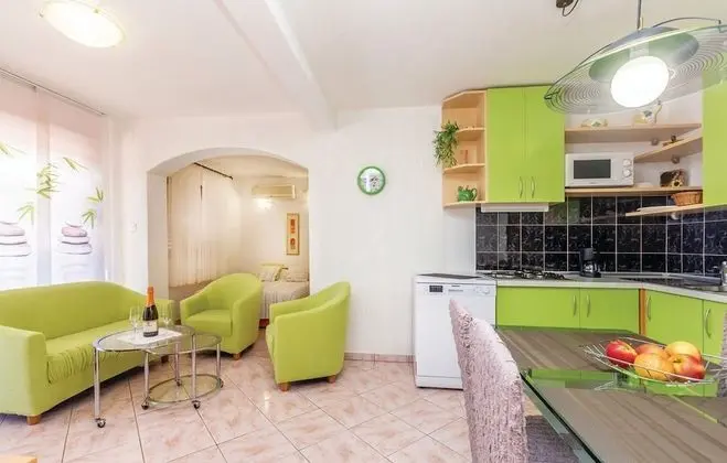 Stüdyo (Studio Apartment with Terrace and Sea)