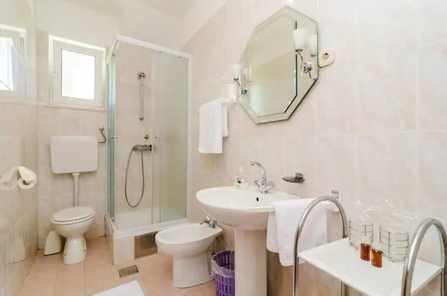 Apart Daire (Four Bedroom Apartment - Balcony and )