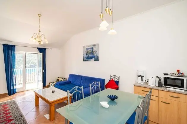 Stüdyo (Studio Apartment with Balcony and Sea)