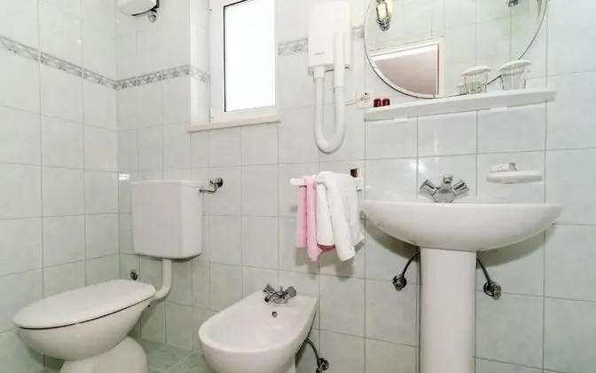 Stüdyo (Studio Apartment with Balcony and Sea)