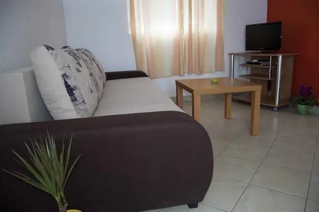 Basic Apart Daire, 1 Büyük (Queen) Boy Yatak ve Çekyat, Deniz Manzaralı