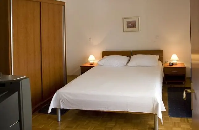 Apart Daire, 1 Yatak Odası, Balkon, Avlu Manzaralı