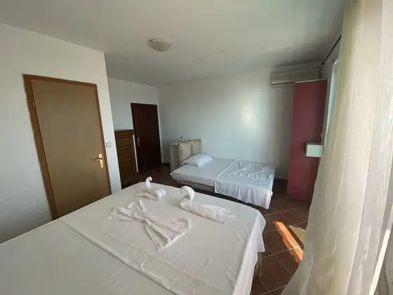 Apart Daire, Havuz Manzaralı