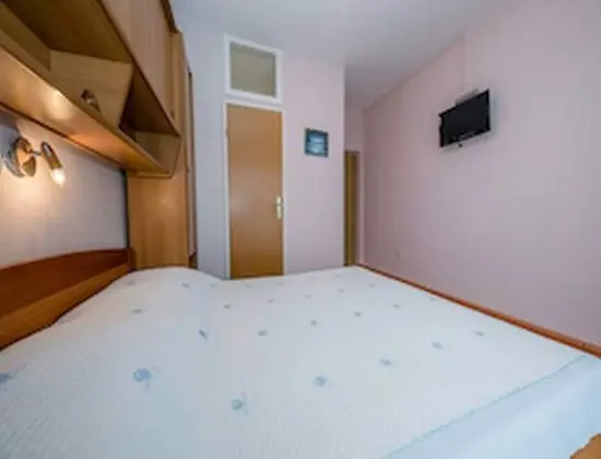 Tek Büyük Yataklı Oda (Double Room with Balcony and Sea View)