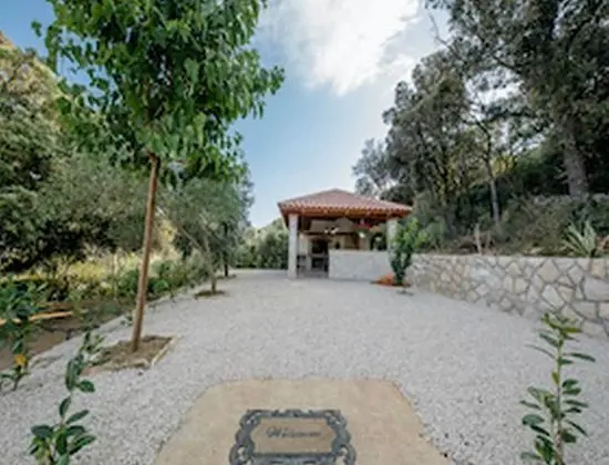 Tek Büyük Yataklı Oda (Double Room with Balcony and Sea View)
