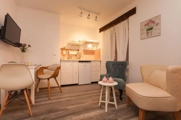 Stüdyo (Queen-Neva)