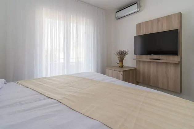 Standard Tek Büyük veya İki Ayrı Yataklı Oda, Kısmi Deniz Manzaralı