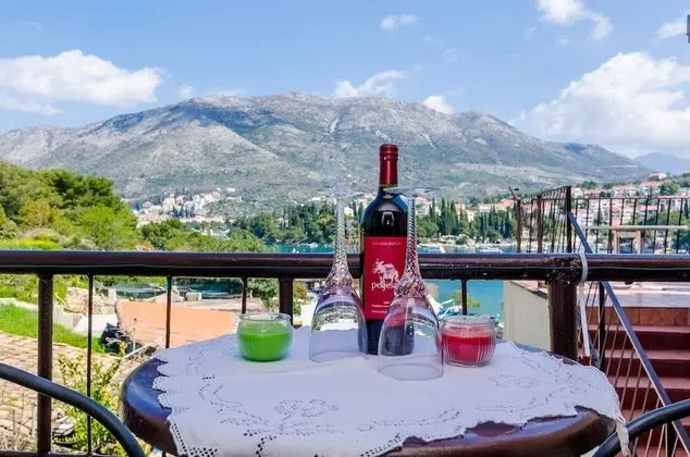 Tek Büyük veya İki Ayrı Yataklı Oda, Balkon, Deniz Manzaralı