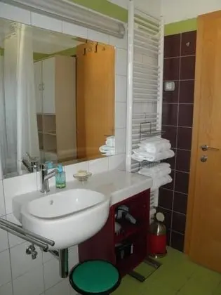 Basic Tek Büyük veya İki Ayrı Yataklı Oda