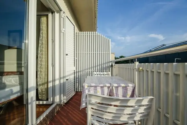 Twin room with sea view (room 3)