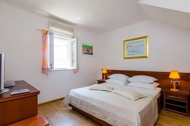 Comfort Tek Büyük veya İki Ayrı Yataklı Oda, Veranda, Bahçe Manzaralı