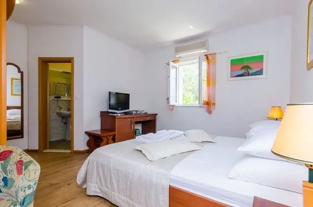 Comfort Tek Büyük veya İki Ayrı Yataklı Oda, Veranda, Bahçe Manzaralı