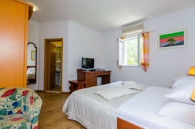 Comfort Tek Büyük veya İki Ayrı Yataklı Oda, Veranda, Bahçe Manzaralı