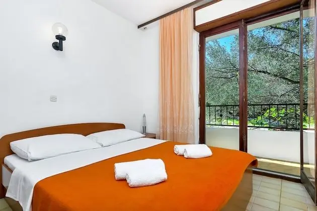 Stüdyo, Bahçe Manzaralı