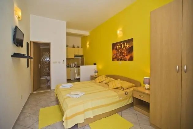 Gallery Stüdyo Süit (The Flame of Yellow Roses)