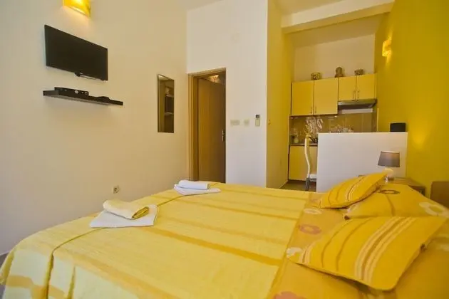 Gallery Stüdyo Süit (The Flame of Yellow Roses)