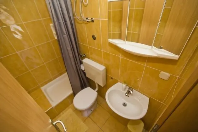 Gallery Stüdyo Süit (The Flame of Yellow Roses)