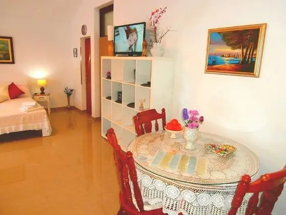 Stüdyo, Havuz Manzaralı