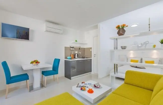 Deluxe Stüdyo, Teras