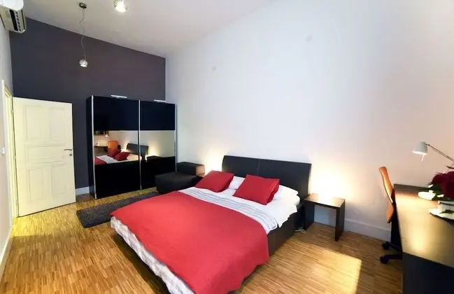 Apart Daire, 1 Büyük (Queen) Boy Yatak ve Çekyat