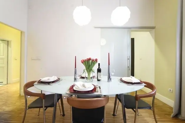 Apart Daire, 1 Büyük (Queen) Boy Yatak ve Çekyat