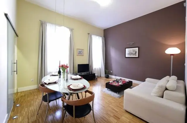 Apart Daire, 1 Büyük (Queen) Boy Yatak ve Çekyat