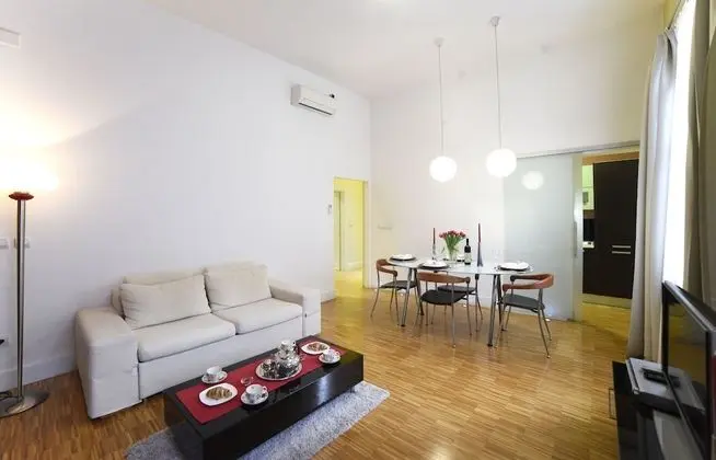 Apart Daire, 1 Büyük (Queen) Boy Yatak ve Çekyat