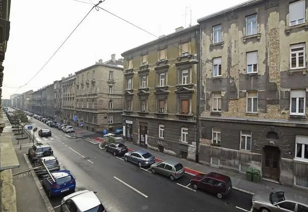 Apart Daire, 1 Büyük (Queen) Boy Yatak ve Çekyat