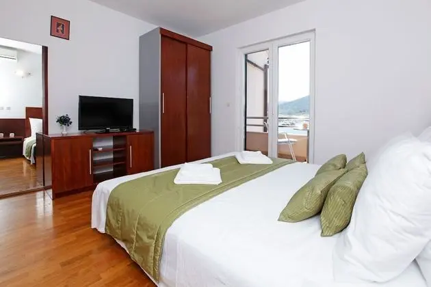 Double Room with  Balcony and Sea View