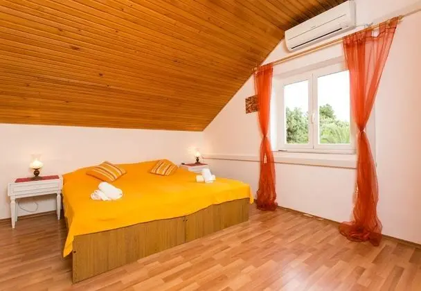 Tek Büyük Yataklı Oda (External Bathroom)