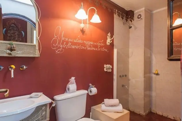 Design Üç Kişilik Oda, Banyolu/Duşlu
