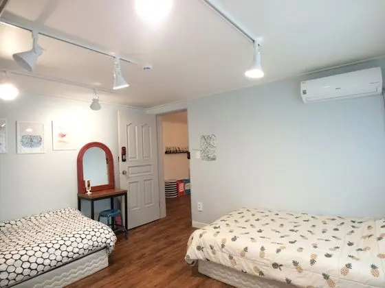 Üç Kişilik Oda, Ortak Banyo (foreign guests only)
