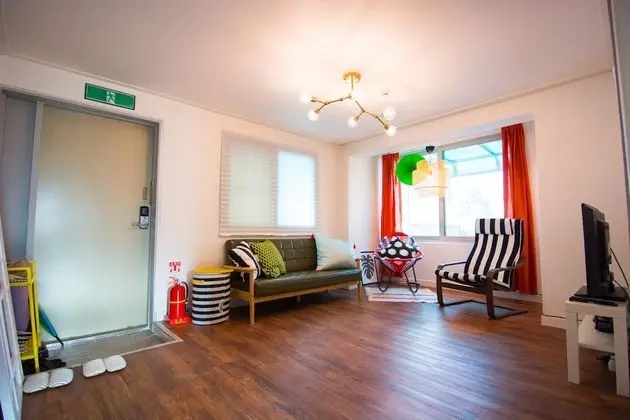 Üç Kişilik Oda, Ortak Banyo (foreign guests only)