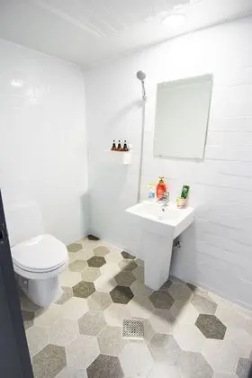 Üç Kişilik Oda, Ortak Banyo (foreign guests only)