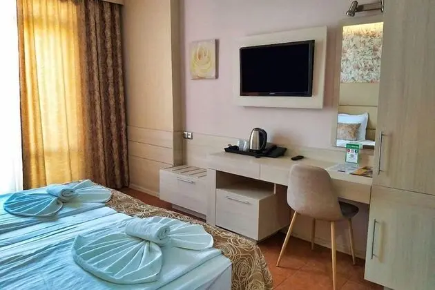 Standard Tek Büyük veya İki Ayrı Yataklı Oda, Balkon, Kısmi Deniz Manzaralı