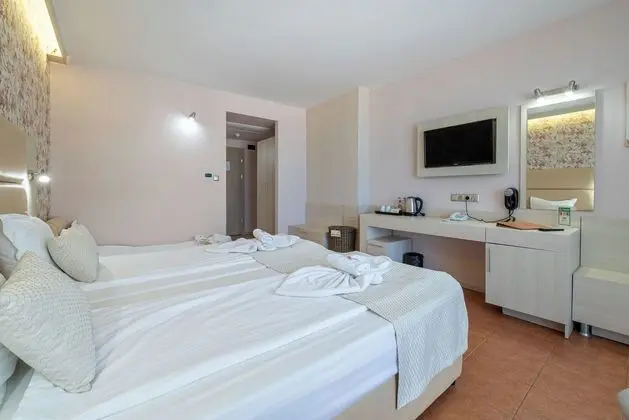 Standard Tek Büyük veya İki Ayrı Yataklı Oda, Balkon, Kısmi Deniz Manzaralı