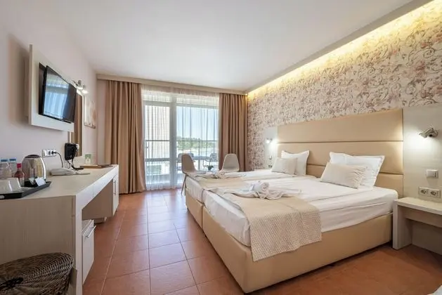 Standard Tek Büyük veya İki Ayrı Yataklı Oda, Balkon, Kısmi Deniz Manzaralı