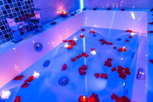 Royal Apart Daire, Sıcak Su Havuzu (The Royal Spa Suite)