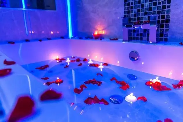 Royal Apart Daire, Sıcak Su Havuzu (The Royal Spa Suite)