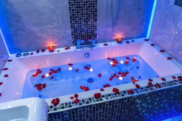 Royal Apart Daire, Sıcak Su Havuzu (The Royal Spa Suite)
