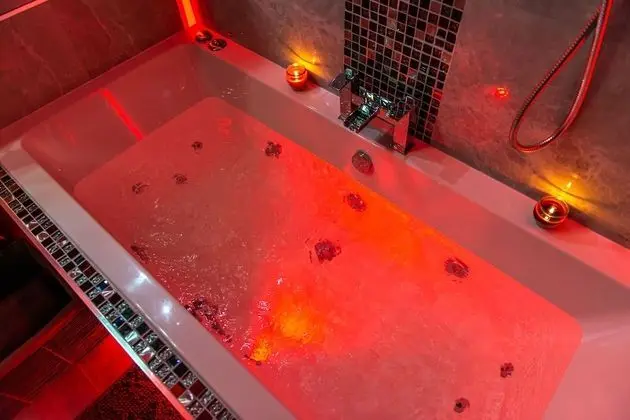Royal Apart Daire, Sıcak Su Havuzu (The Royal Spa Suite)