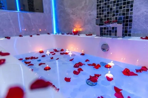 Royal Apart Daire, Sıcak Su Havuzu (The Royal Spa Suite)
