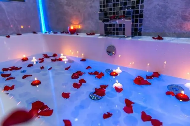 Royal Apart Daire, Sıcak Su Havuzu (The Royal Spa Suite)