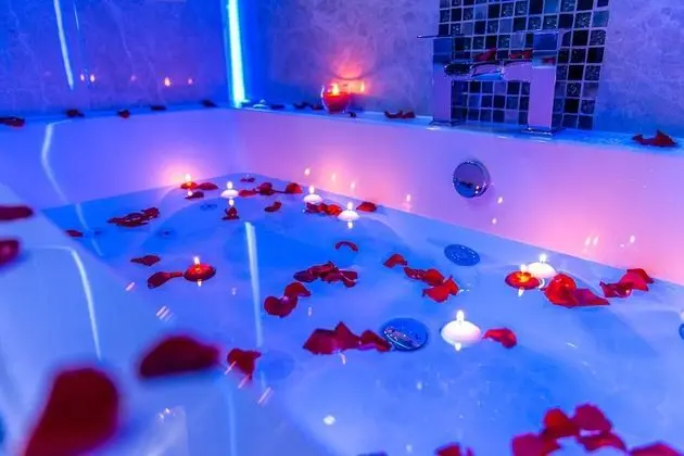 Royal Apart Daire, Sıcak Su Havuzu (The Royal Spa Suite)