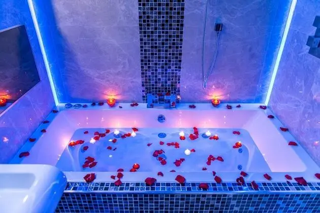 Royal Apart Daire, Sıcak Su Havuzu (The Royal Spa Suite)